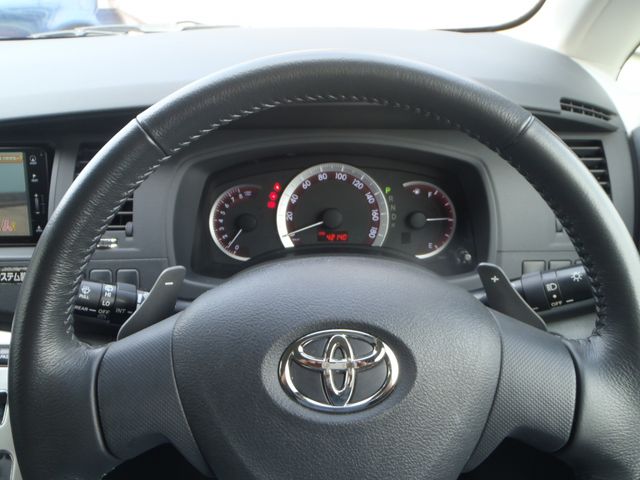 TOYOTA Isis 2011