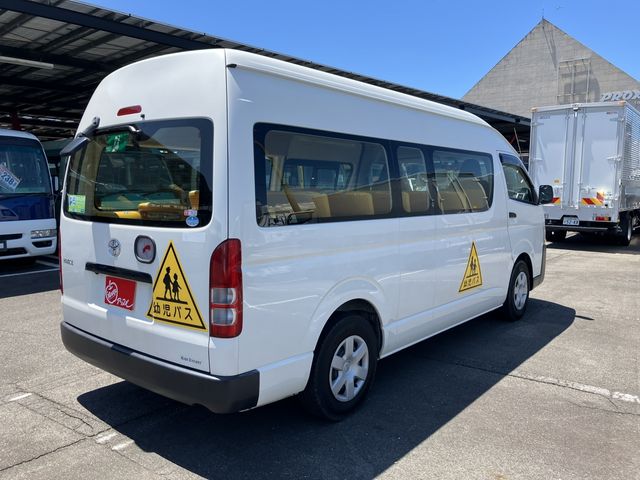 TOYOTA HIACE COMMUTER 2019