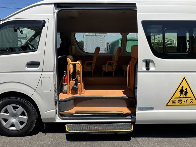 TOYOTA HIACE COMMUTER 2019