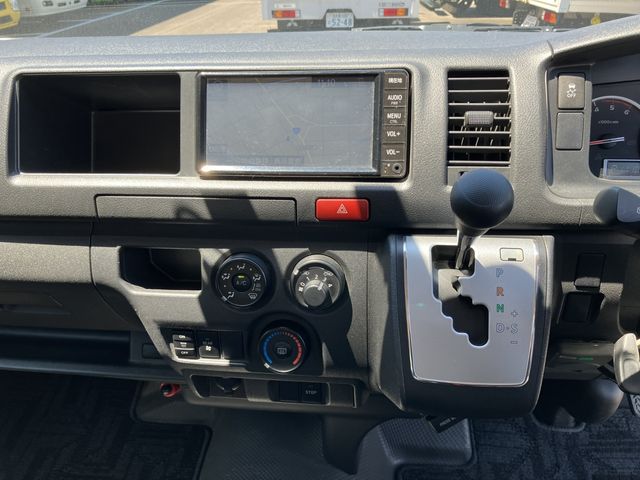 TOYOTA HIACE COMMUTER 2019