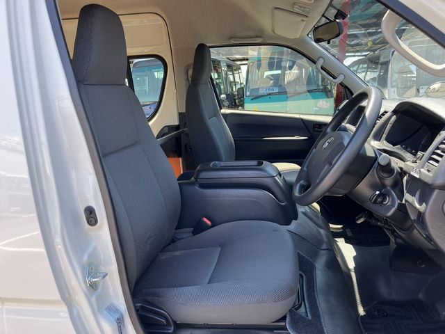 TOYOTA HIACE COMMUTER 2019