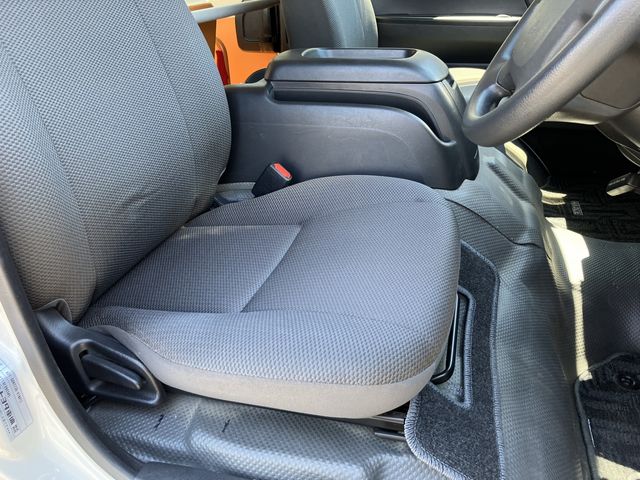 TOYOTA HIACE COMMUTER 2019