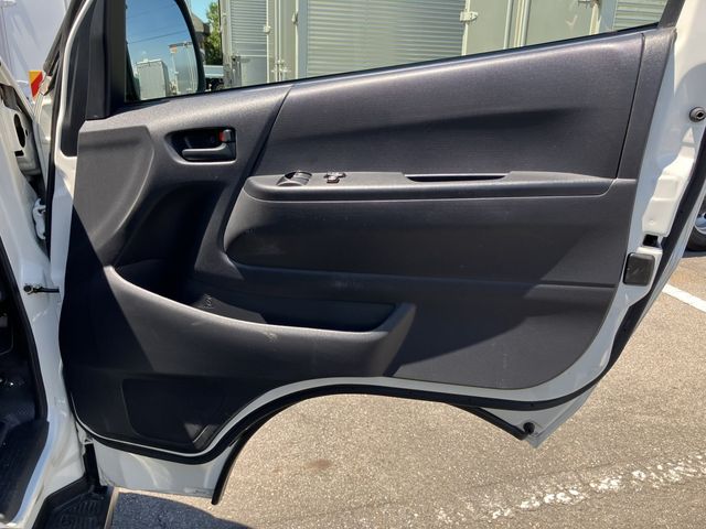 TOYOTA HIACE COMMUTER 2019