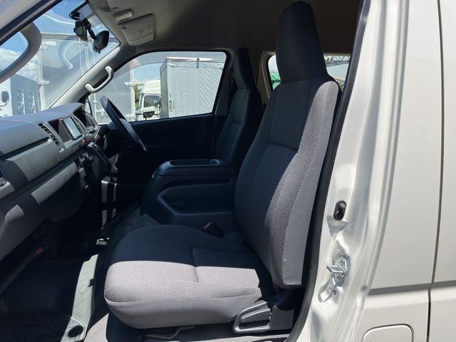 TOYOTA HIACE COMMUTER 2019