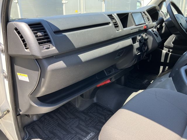 TOYOTA HIACE COMMUTER 2019