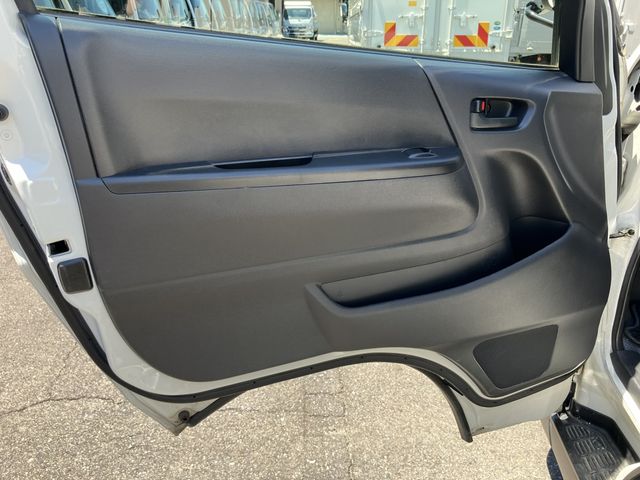 TOYOTA HIACE COMMUTER 2019