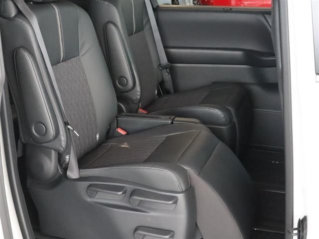 TOYOTA NOAH HYBRID 2024