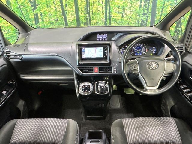 TOYOTA VOXY HYBRID 2017