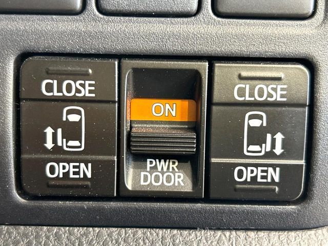 TOYOTA VOXY HYBRID 2017