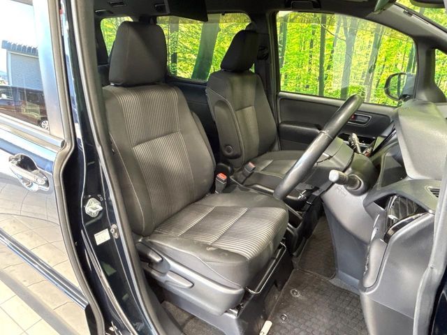 TOYOTA VOXY HYBRID 2017