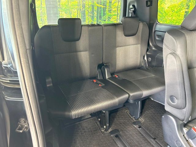 TOYOTA VOXY HYBRID 2017