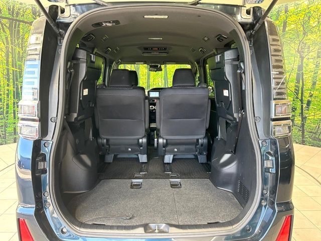 TOYOTA VOXY HYBRID 2017