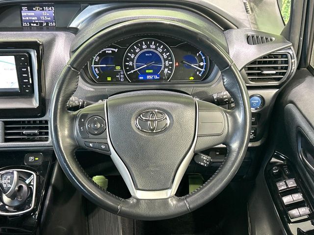 TOYOTA VOXY HYBRID 2017