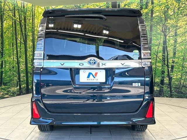 TOYOTA VOXY HYBRID 2017