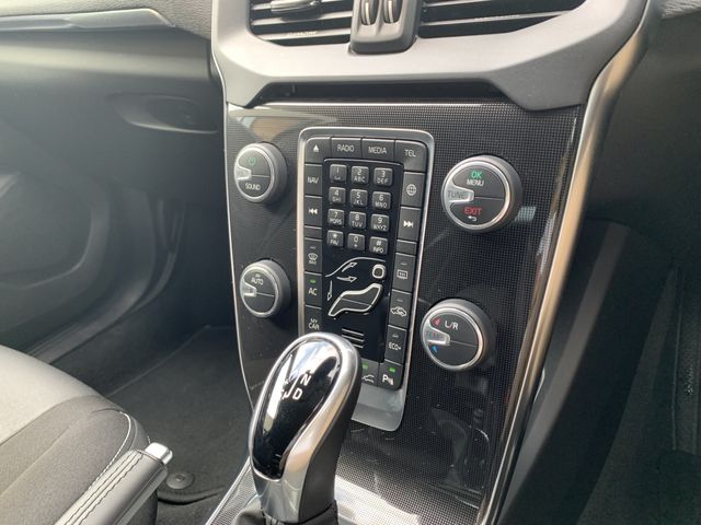 VOLVO VOLVO V40 2017