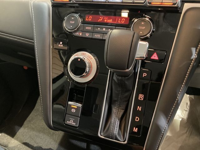 MITSUBISHI DELICA D:5 4WD 2025