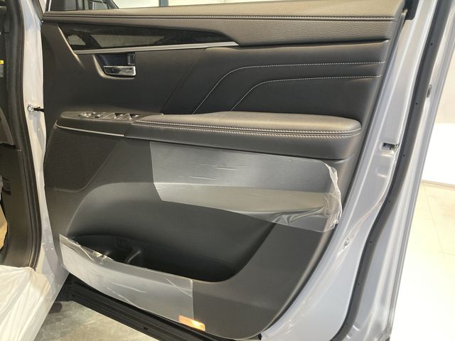 MITSUBISHI DELICA D:5 4WD 2025