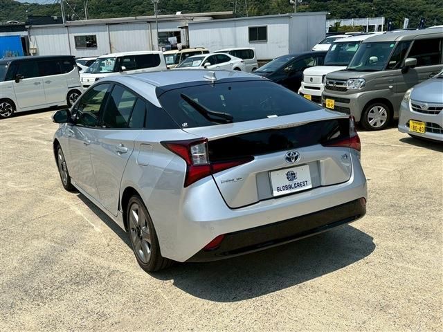 TOYOTA PRIUS 2021