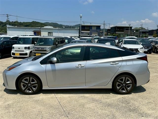 TOYOTA PRIUS 2021