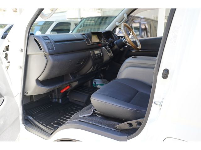 TOYOTA HIACE van 2WD 2017