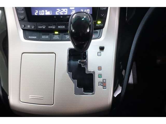 TOYOTA VELLFIRE 2014