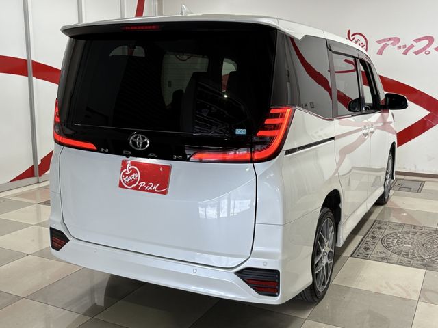 TOYOTA NOAH 4WD 2024