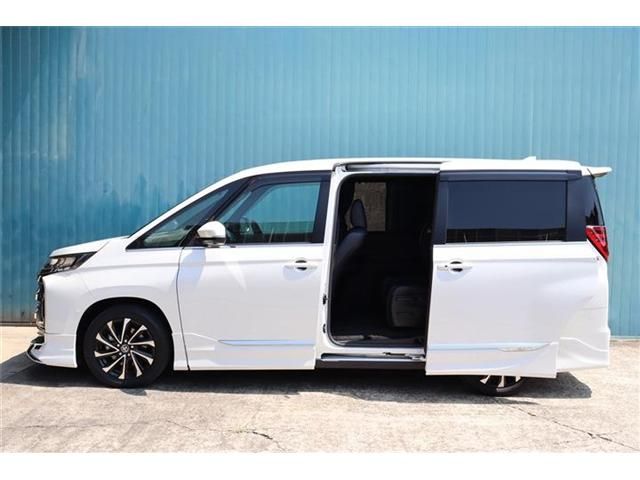 TOYOTA NOAH HYBRID 2023