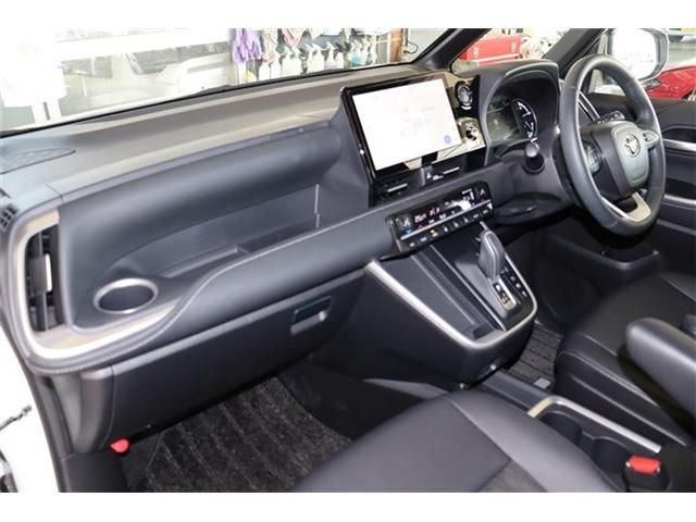 TOYOTA NOAH HYBRID 2023