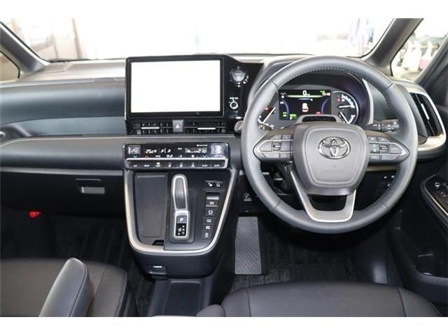 TOYOTA NOAH HYBRID 2023