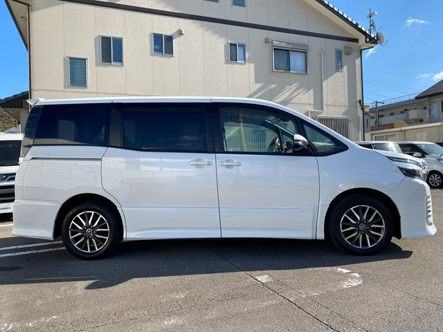 TOYOTA VOXY 2016