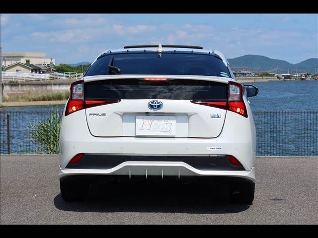 TOYOTA PRIUS 2019
