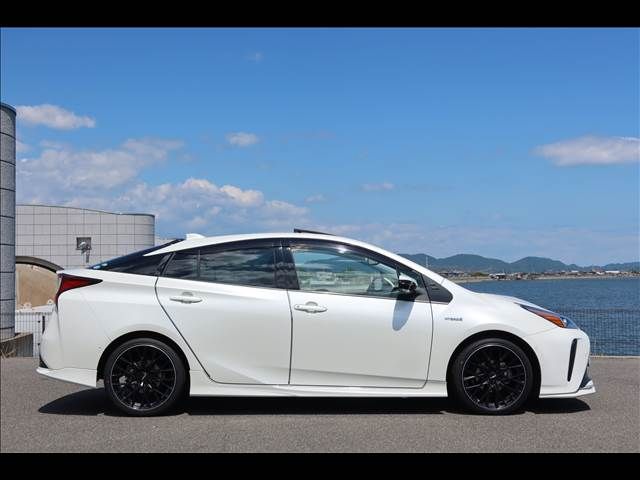 TOYOTA PRIUS 2019