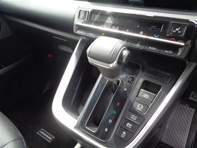 TOYOTA NOAH HYBRID 4WD 2024