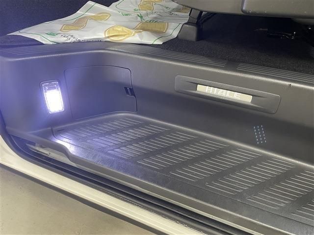 TOYOTA HIACE van 4WD 2018