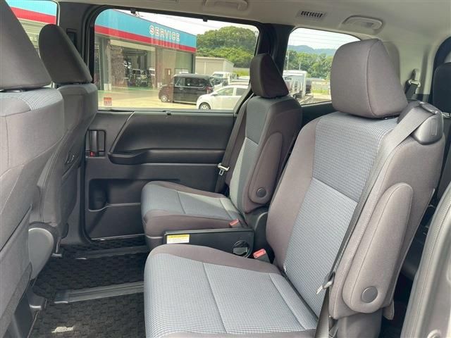 TOYOTA NOAH HYBRID 2024