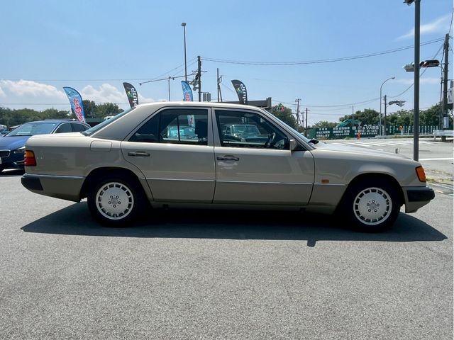 MERCEDES BENZ MERCEDES BENZ MEDIUM class sedan 1990