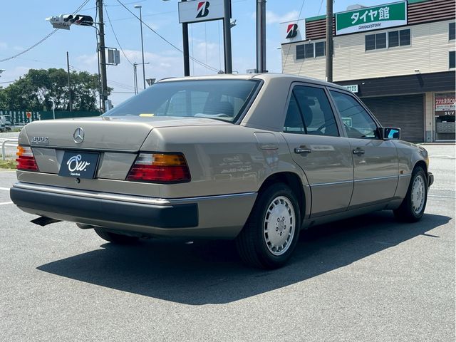 MERCEDES BENZ MERCEDES BENZ MEDIUM class sedan 1990