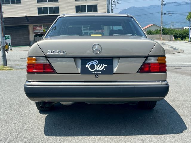 MERCEDES BENZ MERCEDES BENZ MEDIUM class sedan 1990