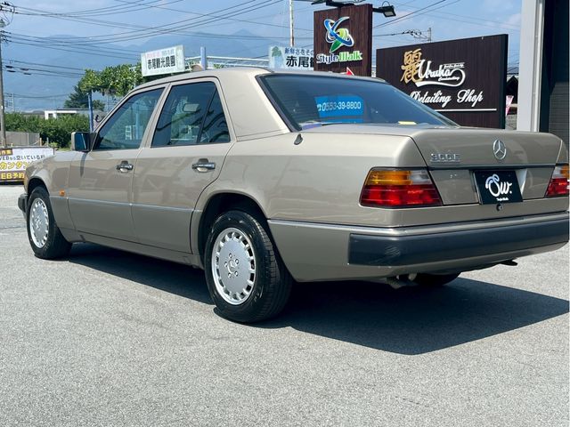 MERCEDES BENZ MERCEDES BENZ MEDIUM class sedan 1990