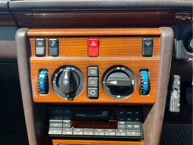 MERCEDES BENZ MERCEDES BENZ MEDIUM class sedan 1990