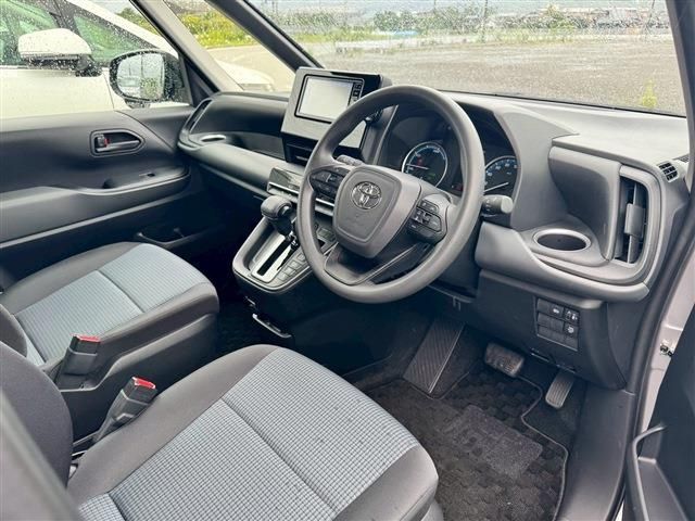 TOYOTA NOAH HYBRID 2024