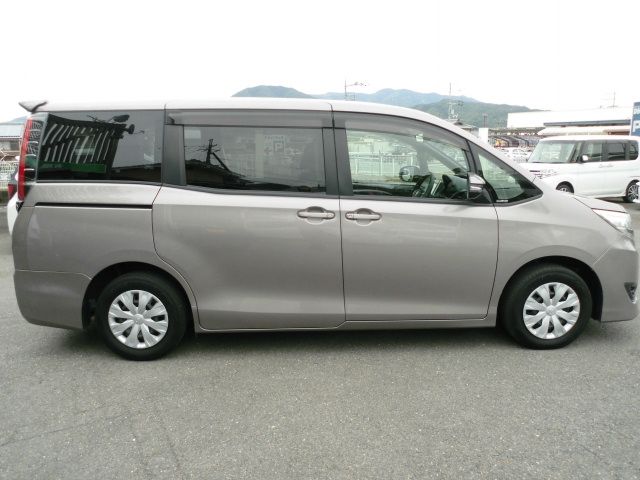 TOYOTA NOAH 2018