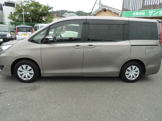 TOYOTA NOAH 2018