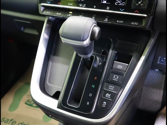 TOYOTA VOXY HYBRID 2024