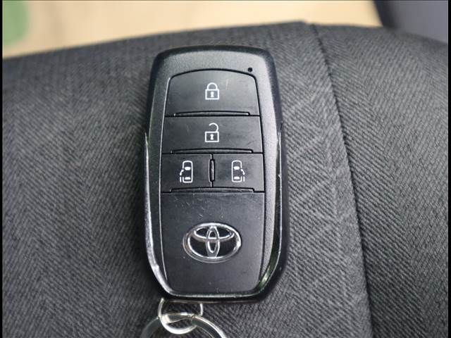 TOYOTA VOXY HYBRID 2024