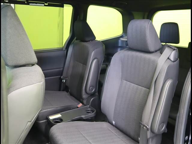 TOYOTA VOXY HYBRID 2024