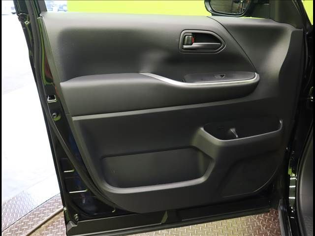 TOYOTA VOXY HYBRID 2024