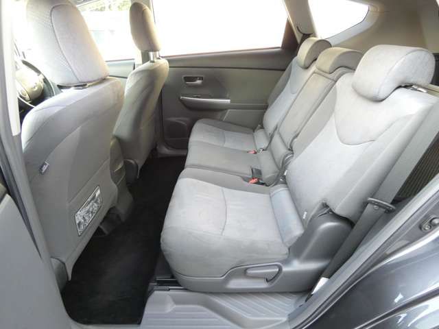 TOYOTA PRIUS Alpha 2011