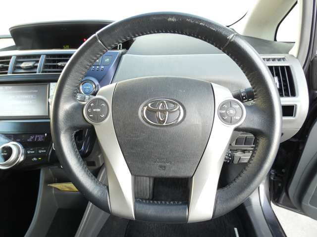 TOYOTA PRIUS Alpha 2011