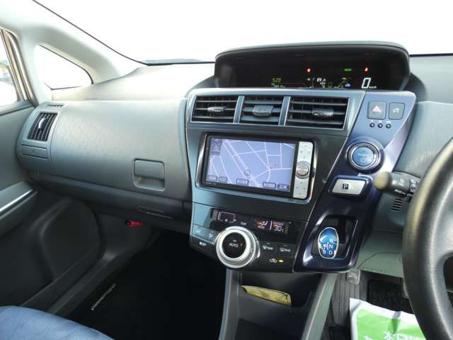 TOYOTA PRIUS Alpha 2011